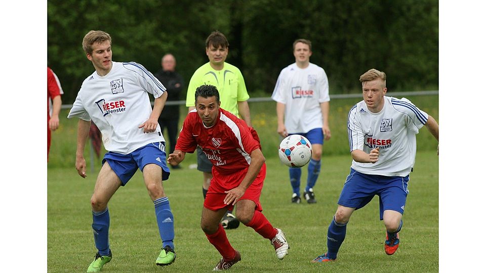Hat mit dem TSV den Klassenerhalt im Blick - Shahrokh Azmani (rotes Trikot, F: Senzel)