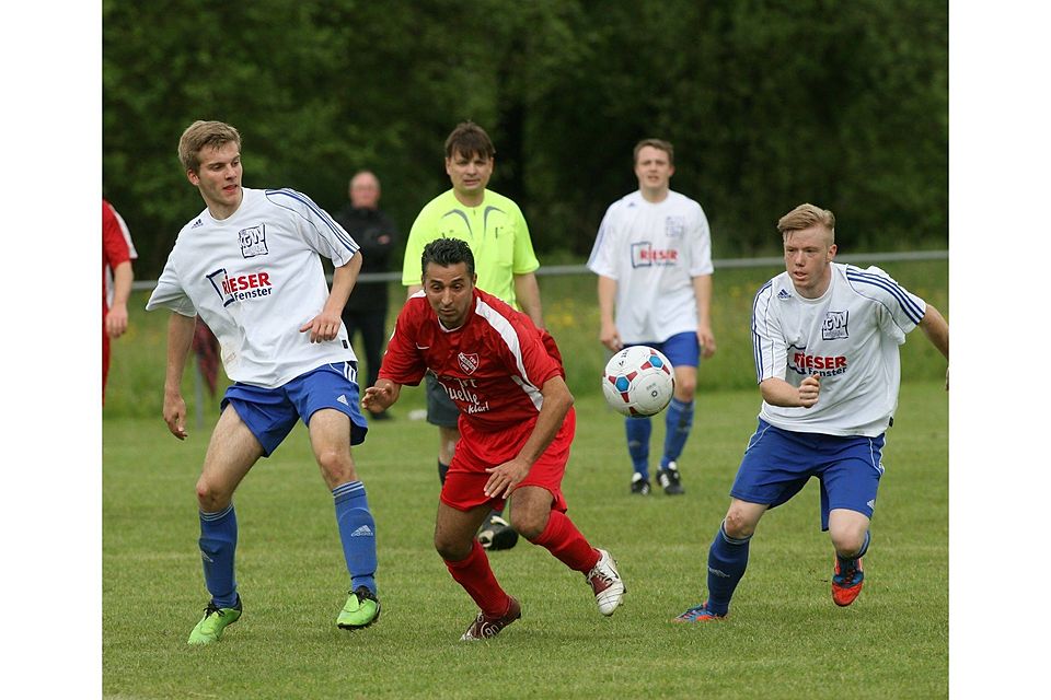 Hat mit dem TSV den Klassenerhalt im Blick - Shahrokh Azmani (rotes Trikot, F: Senzel)