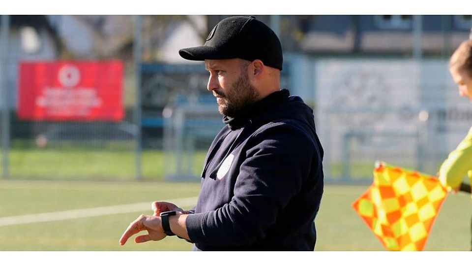 Der Blick auf die Uhr verrät: Ein Drittel der Regionalliga-Saison ist rum, Zeit für Dennis Peter, um eine erste Bilanz zu ziehen. Und der FSV-Coach ist sehr zufreiden mit seinen Fußballerinnen vom FSV Hessen Wetzlar. (© Steffen Bär)