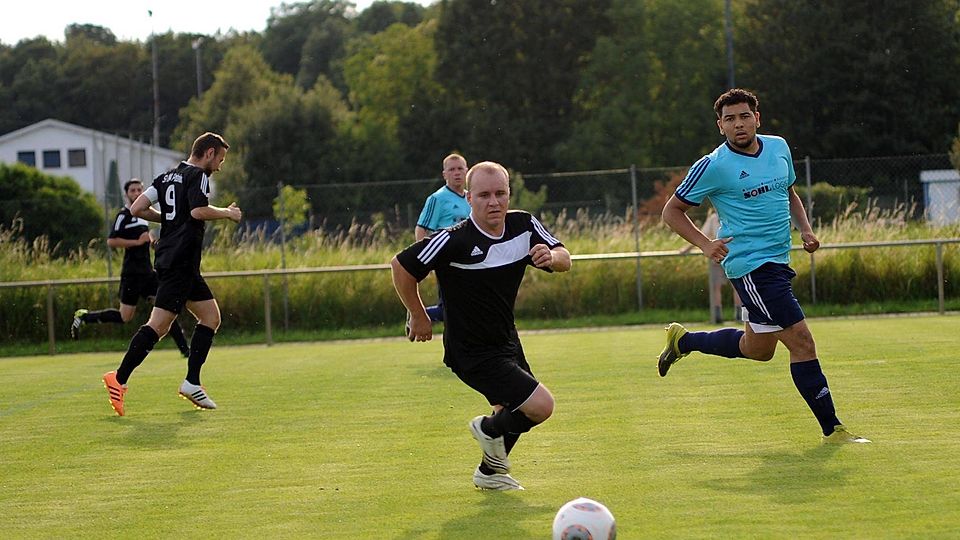 Die Kugel rollt: Im Auftaktspiel der Fußball-Stadtmeisterschaft legten die Mannen des SV Pfeddersheim (schwarze Trikots) gegen Blau-Weiß nach der Pause den Vorwärtsgang ein.	Foto: photoagenten/Ben Pakalski
