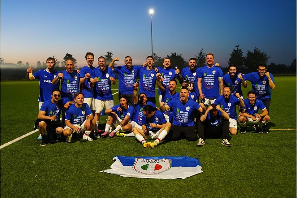 Riesen-Freude: Atletico Italia Erding holte in der Rückrunde 34 von 36 möglichen Punkten und steigt nun in die B-Klasse auf. Riesen-Freude: Atletico Italia Erding holte in der Rückrunde 34 von 36 möglichen Punkten und steigt nun in die B-Klasse auf.