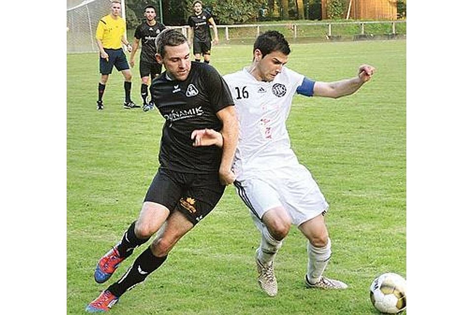 Hielten gut mit: Die Fußballer des FC Hude (rechts Cüneyt Yildiz) verloren „nur“ 0:2 gegen Atlas (links Patrick Degen). Guido Finke