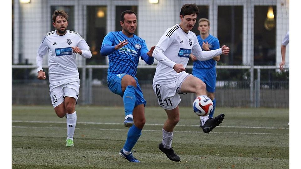 Fast im Gleichschritt gehen der Gimbsheimer Peter Bähr (weißes Trikot) und Sven Hoffmann (FSV Schifferstadt) in den Zweikampf.	Foto: Christine Dirigo/pakalski-press