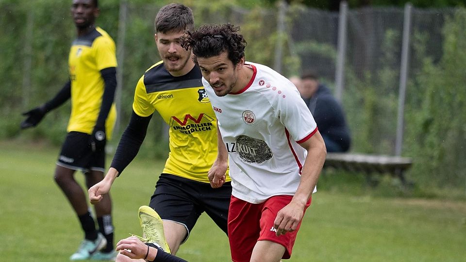 In Unterzahl überrollt wurden die Moosacher (gelb, unten) Ante Trogrlic und Kristof Perity vom Sieben-Tore-Express des SC Baldham-Vaterstetten II mit (weiß) Michael Schmidt.