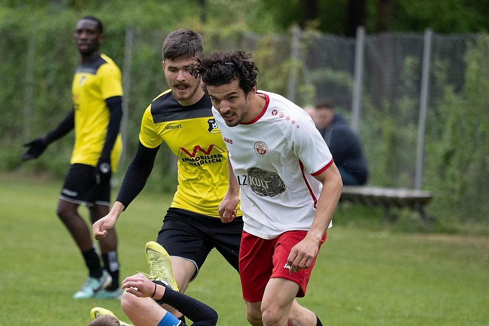 In Unterzahl überrollt wurden die Moosacher (gelb, unten) Ante Trogrlic und Kristof Perity vom Sieben-Tore-Express des SC Baldham-Vaterstetten II mit (weiß) Michael Schmidt.