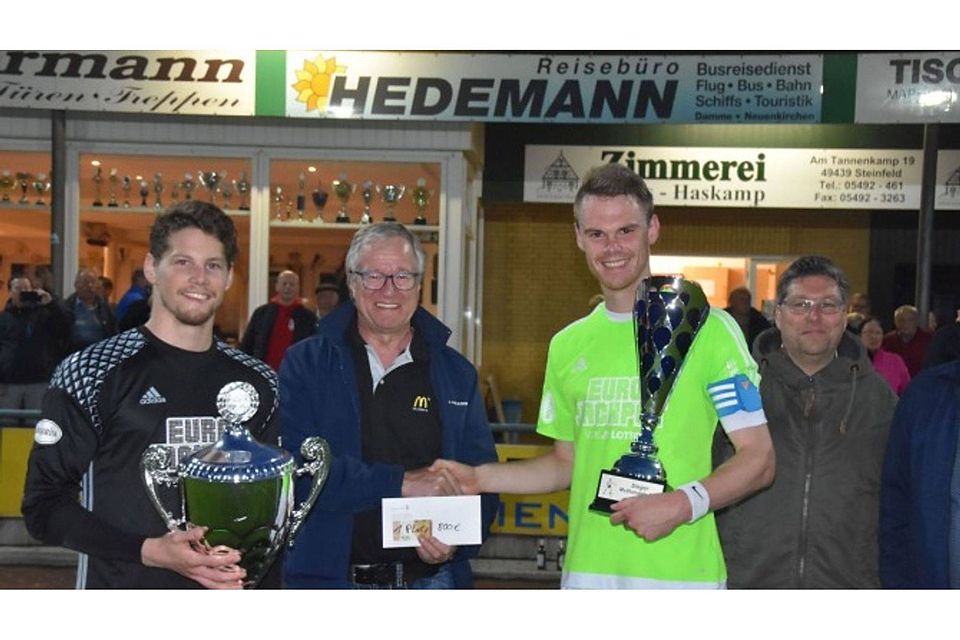 Torwart Christoph Bollmann (links) und Kapitän Marc Flottemesch nahmen die Pokale entgegen. F: Reinhard Rehkamp