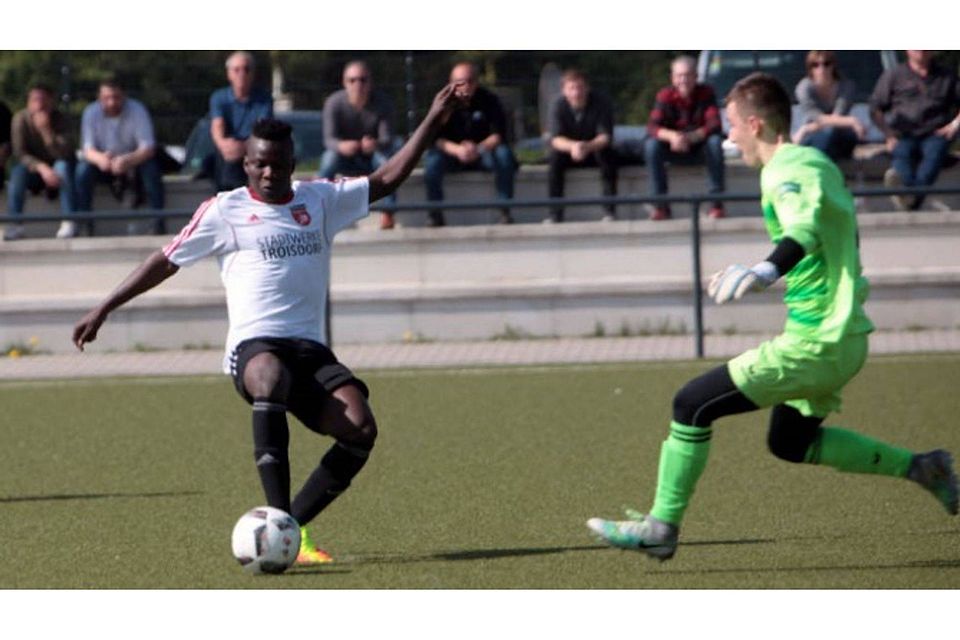 Amadou Camara von den Troisdorfer B-Junioren im Eins-gegen-Eins-Duell mit dem Kölner U-16-Keeper