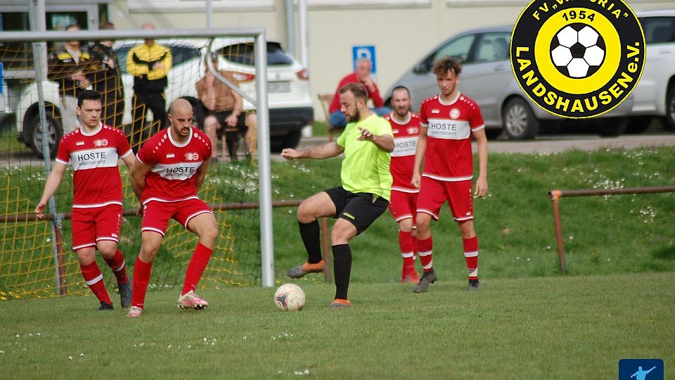 Pierre Härzer (am Ball) und der FV Landshausen gastieren am Mittwoch im Derby beim FV Elsenz.