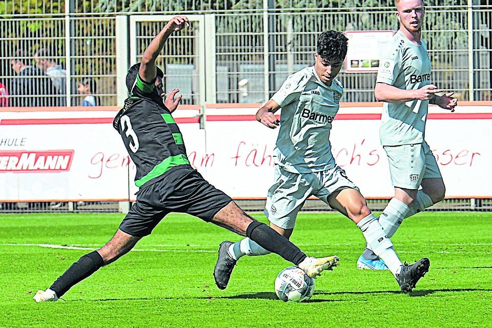 Ayman Azhil (Mitte) und die A-Junioren von Bayer 04 wollen dem Spitzenduo der Bundesliga West auf den Fersen bleiben - 