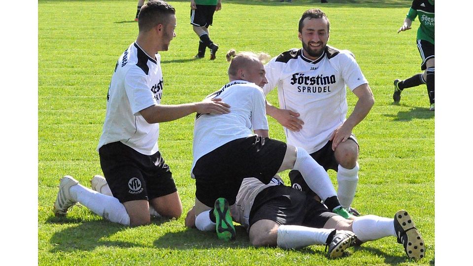 Groß war die Freude bei den Lauterbachern nach dem Ausgleich gegen Giesel.