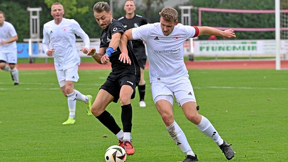 Ließ sich im Derby kaum aufhalten – auch nicht hier von Konrad Miserre: Kissings zweifacher Torschütze Nikolaos Pitsias.