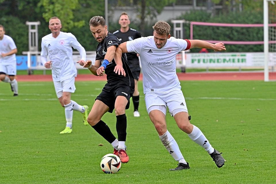 Ließ sich im Derby kaum aufhalten – auch nicht hier von Konrad Miserre: Kissings zweifacher Torschütze Nikolaos Pitsias. Ließ sich im Derby kaum aufhalten – auch nicht hier von Konrad Miserre: Kissings zweifacher Torschütze Nikolaos Pitsias.