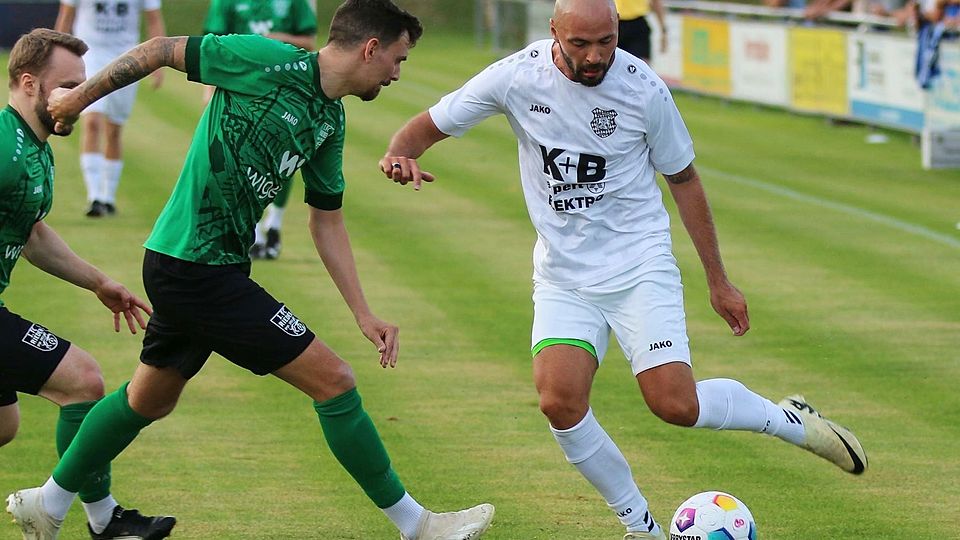 Niko Becker (am Ball) stürmt und coacht auch nächste Saison in Sulzbach-Rosenberg.