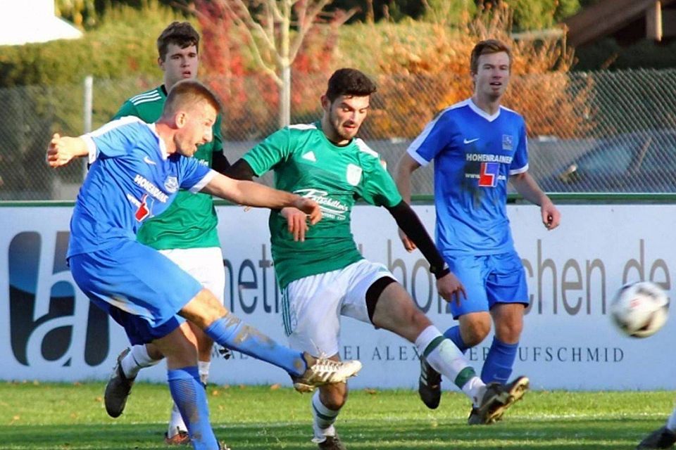 Drilon Shukaj (grün im Vordergrund) mit zwei Toren gegen Föching.