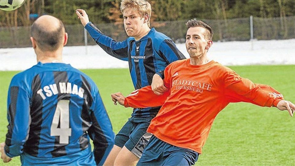 Ball im Blick, Gegner unter Kontrolle: Ebersbergs Andreas Anzenberger (r.).