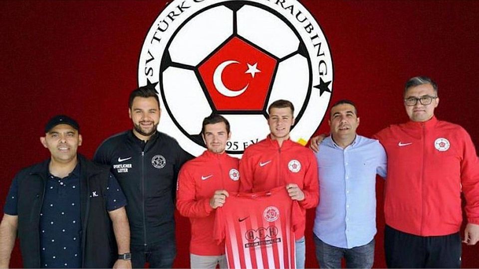 Von links 2. Vorsitzender Kale Necip, Sportchef Onur Örs, Andrej Cocosatu, Clirim Ndrecaj, Klubchef Engin Simsek und Teammanager Yusuf Gülen.
