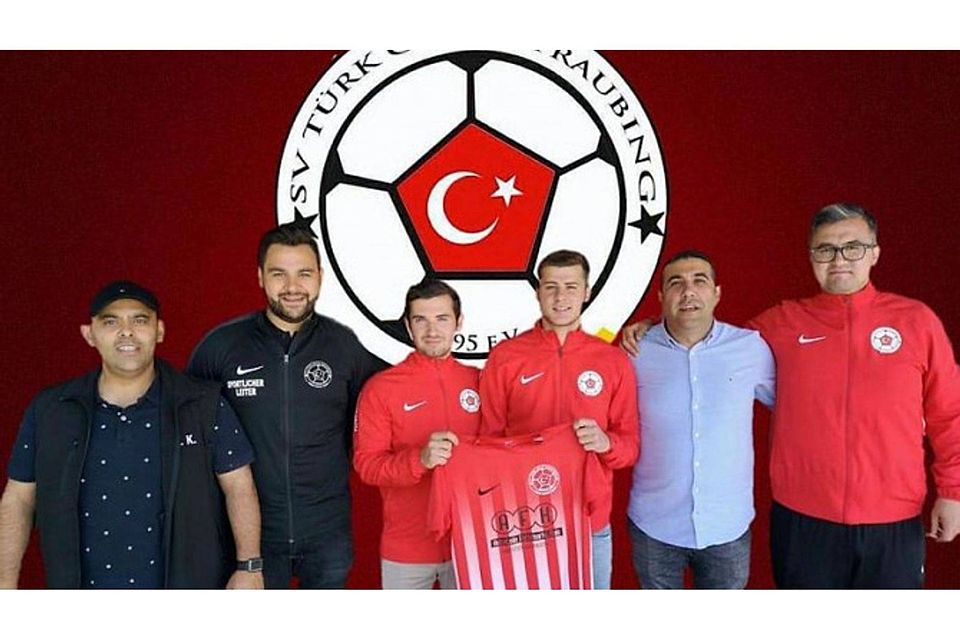 Von links 2. Vorsitzender Kale Necip, Sportchef Onur Örs, Andrej Cocosatu, Clirim Ndrecaj, Klubchef Engin Simsek und Teammanager Yusuf Gülen.