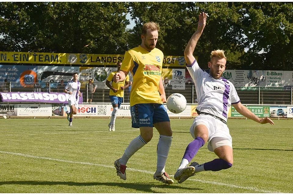 Jan-Marc Schneider gegen Jonas Schomaker vom VfR Neumünster.