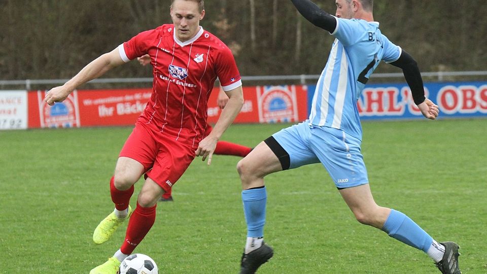 So eng wie in dieser Szene war es zwischen dem BC Adelzhausen (links Marvin Gaag) und dem BC Aichach (Dominik Miesl) am Ende nicht.