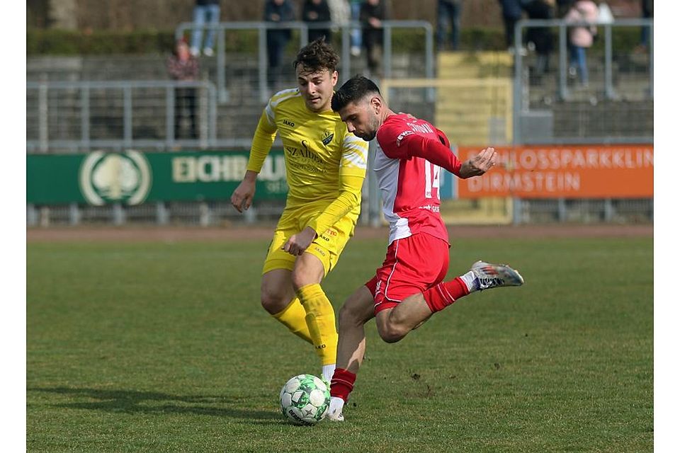 Wormatia-Mittelfeldspieler Irfan Catovic (rechts), hier im Heimspiel im Zweikampf mit Leopold Mühlen (SV Morlautern), traf zur Wormser Führung beim FC Karbach. Später musste er dann angeschlagen ausgewechselt werden.	Foto: Christine Dirigo/pakalski-press