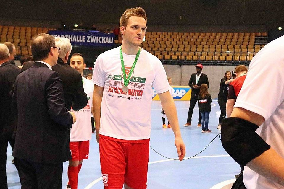 Ebert darf sich deutscher Futsalmeister nennen. 2017 feierte er mit dem SSV Jahn 1889 Regensburg in Zwickau den Titel.