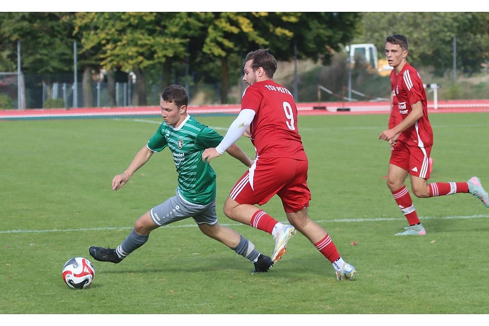 Fußball; Saison 2026/26; Kreisliga; Fabian Kees (in Grün) im Zweikampf im Auswärtsspiel beim TSV Peiting (hier Matthias Lotter) am 4. Oktober 2025