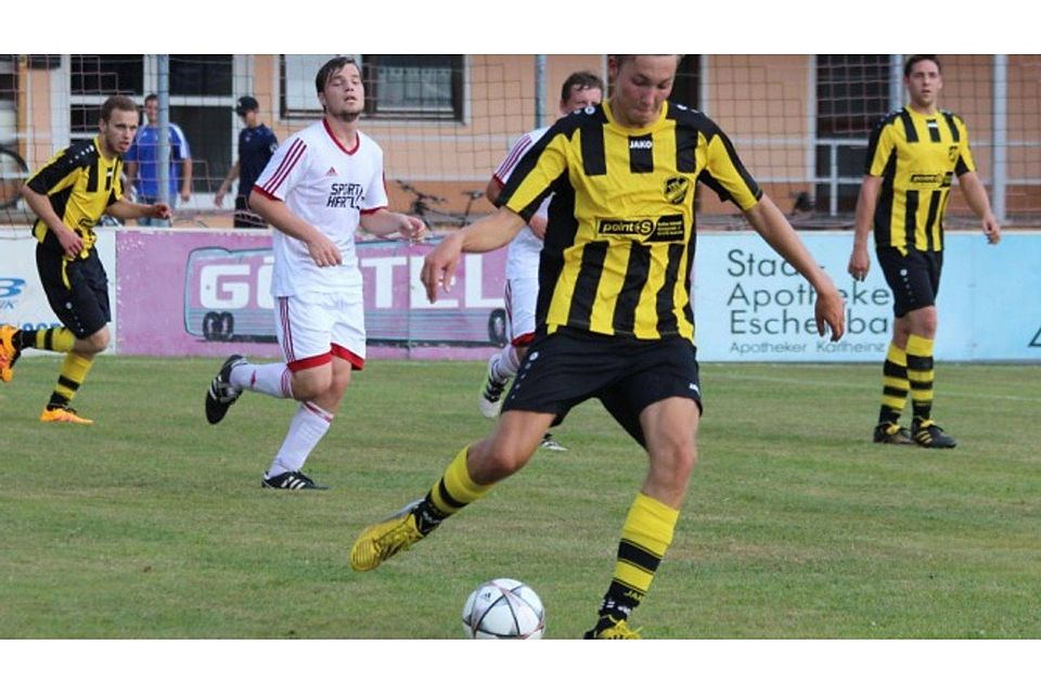 Der TSV 1960 Kastl (schwarz-gelb) mußte am vergangenen Wochenende im Nachholspiel gegen den Tabellenführer aus Mantel eine knappe 0:1-Niederlage einstecken. F: Schraml Der TSV 1960 Kastl (schwarz-gelb) mußte am vergangenen Wochenende im Nachholspiel gegen den Tabellenführer aus Mantel eine knappe 0:1-Niederlage einstecken. F: Schraml