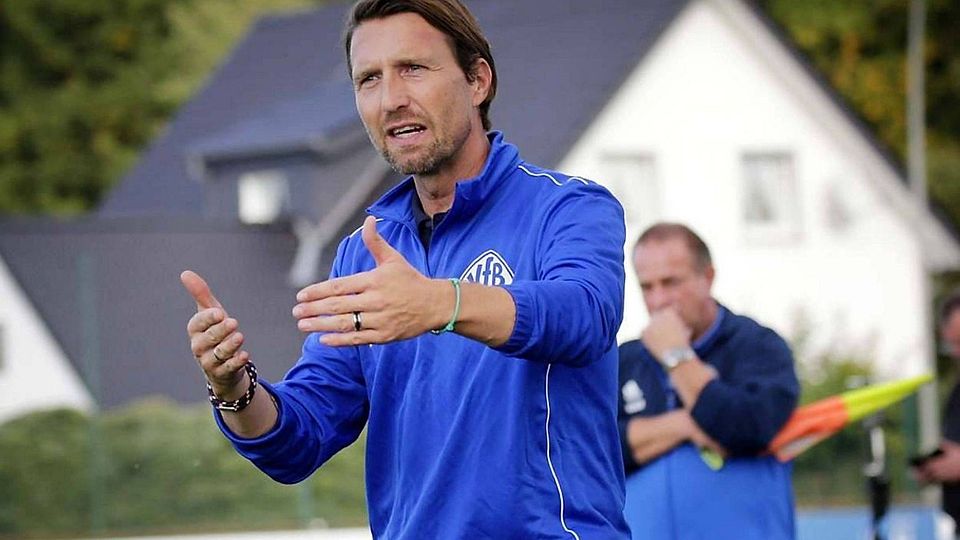 Taktgeber: Trainer André Koslowski ist mit seinem VfB Schloß Holte in der Bezirksliga nach acht Siegen wieder ganz oben dabei.