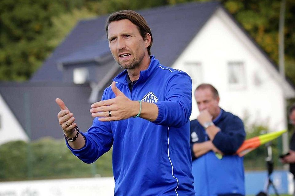 Taktgeber: Trainer André Koslowski ist mit seinem VfB Schloß Holte in der Bezirksliga nach acht Siegen wieder ganz oben dabei.