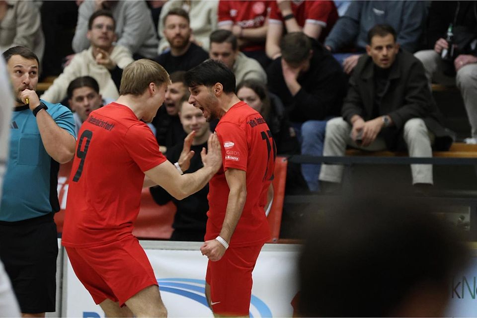 Philipp Nocht (links) und Adil Fellahi bejubeln den entscheidenden Treffer für TuRa Niederhöchstadt-