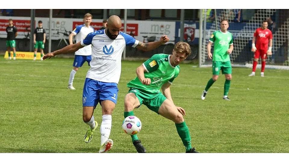 Marburgs Torjäger Del Angelo Williams (l.) hatte in Walldorf keinen leichten Stand. © Jens Schmidt