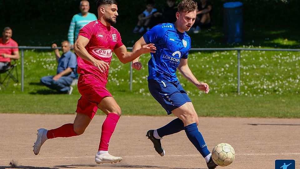 FC Türk Sport Bielefeld (rot) erzielte im Derby gegen SuK Canlar Bielefeld vier Tore, verlor aber letztendlich mit 4:6
