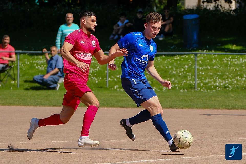 FC Türk Sport Bielefeld (rot) erzielte im Derby gegen SuK Canlar Bielefeld vier Tore, verlor aber letztendlich mit 4:6