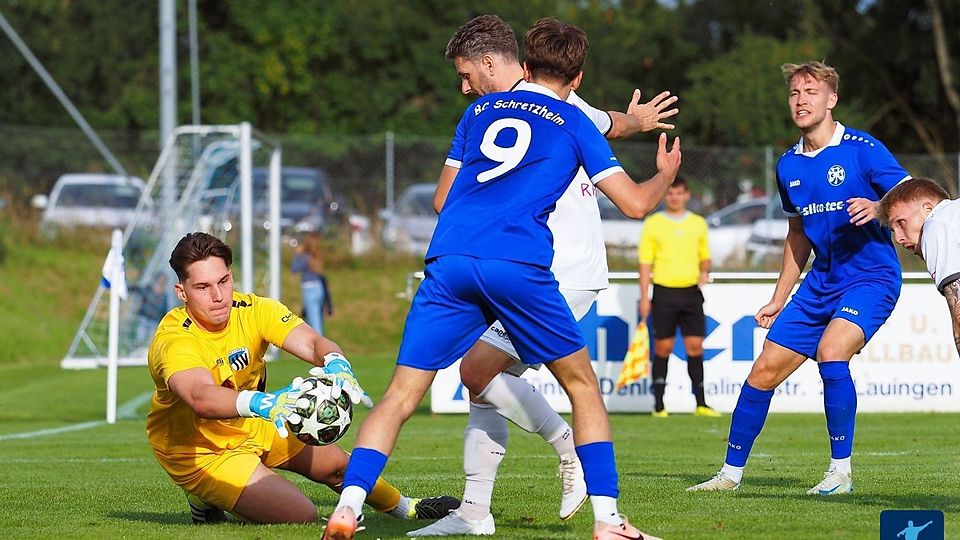 Dillingens Keeper Michael Wagner schnappt sich den Ball, doch die Derby-Niederlage beim BC Schretzheim konnte er nicht verhindern.