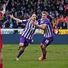 Jannik Müller (l.) jubelt über sein Tor gegen Essen. 