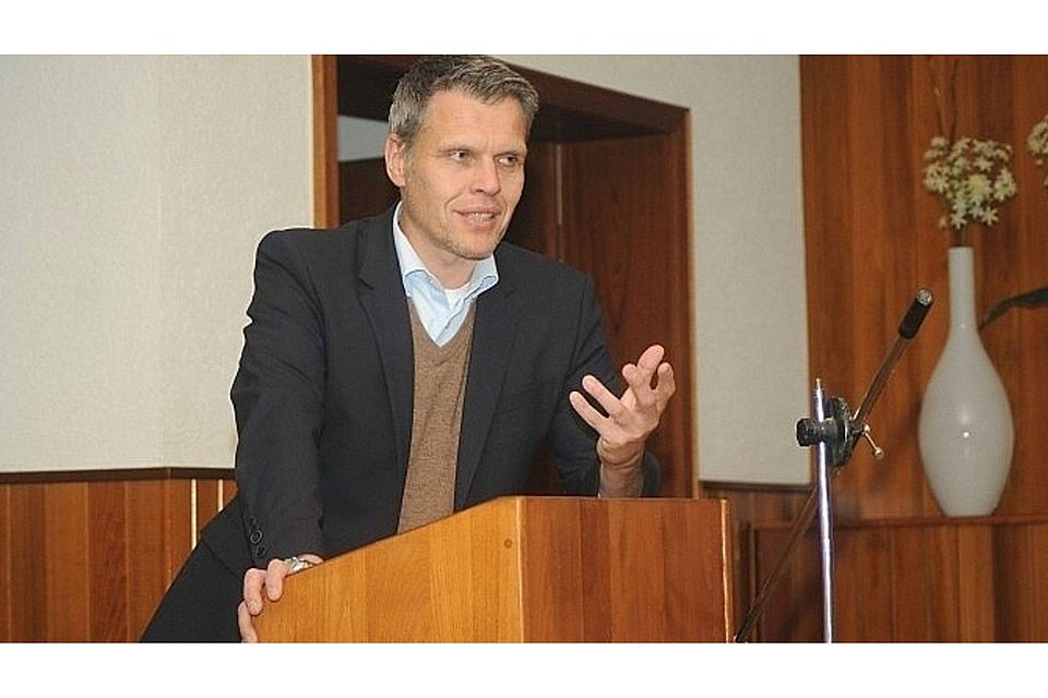 Warb bereits 2014 im Werlter Ortsteil Wehm für das Schiedsrichterwesen: Michael Weiner. Foto: Hellmers