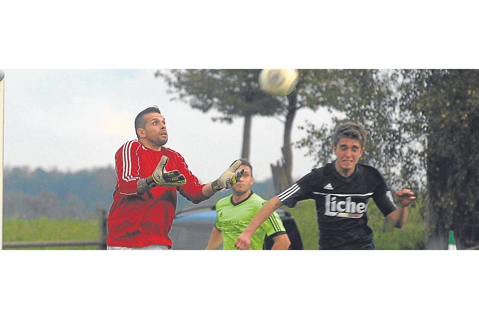 Den hole ich mir: Georgios Kostakis, Torwart der SG Rüddingshausen/Londorf, hat von Harbachs Marcel Keil (rechts) nichts mehr zu befürchten.	Fotos (2): Niebergall Foto: