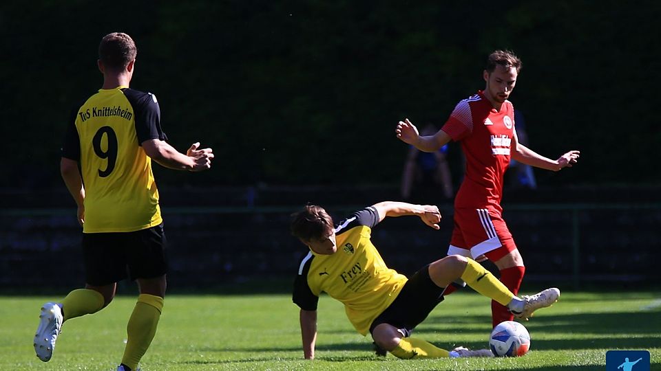 Der Knittelsheimer Einsatz wird gegen den SVW Mainz (in rot) mit drei Punkten belohnt.