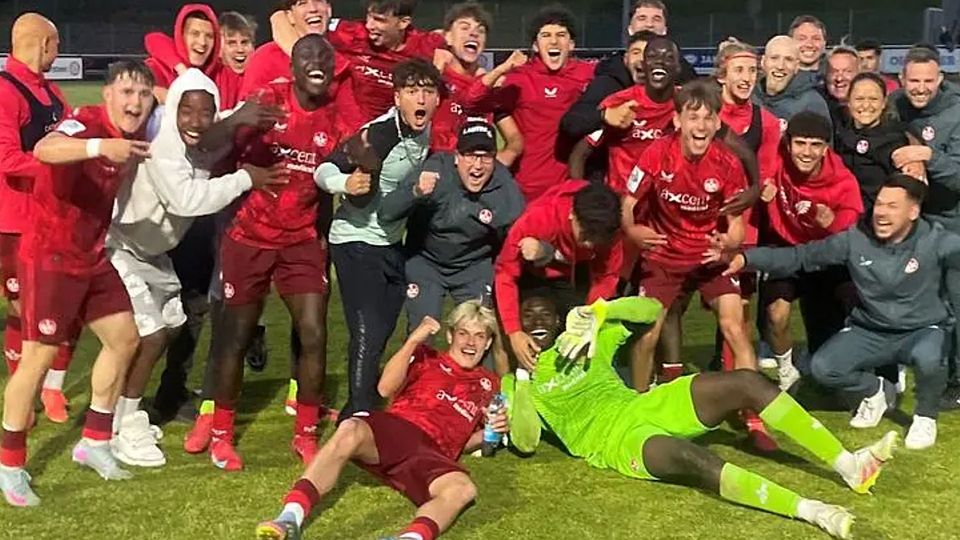 Die U19-Fußballer des 1. FC Kaiserslautern feiern nach dem 4:2-Sieg gegen Mainz 05 den Verbandspokal 2025