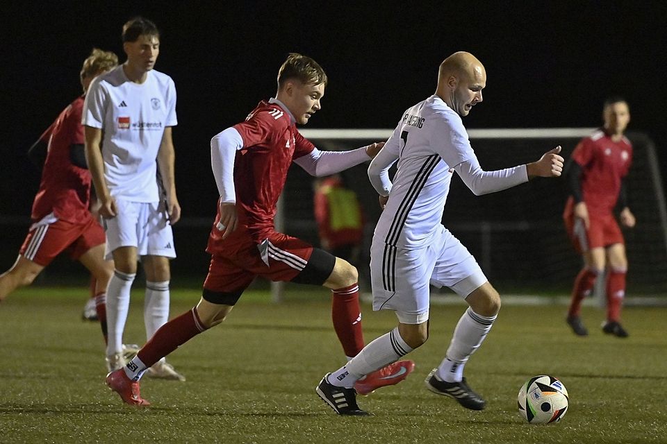 Florian Bucher (am Ball) erzielte gegen Germaringen ein nicht alltägliches Tor.