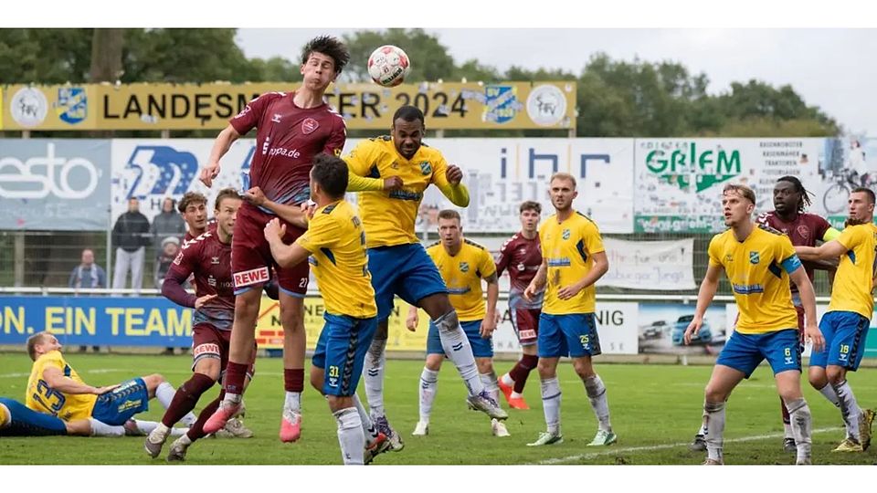 Tanyel Eckstein (Flensburg) im Kopfballduell mit Benjamin Petrick (Todesfelde).