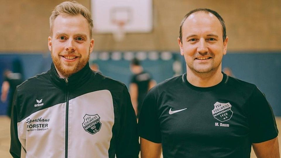 Manderbachs neuer Torwart Daniel Milz (l.) und Trainer Matthias Daum. 	Foto: FSV Manderbach