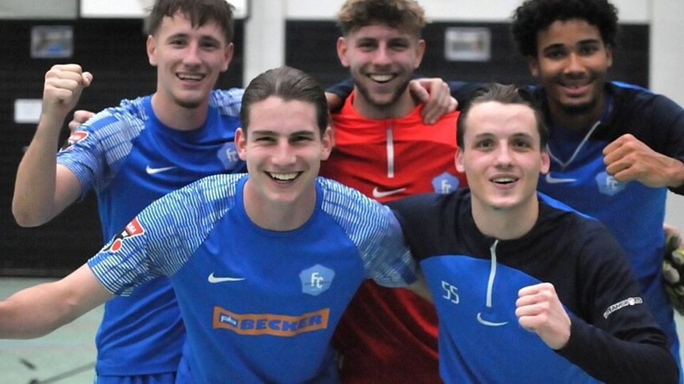 Die Denzlinger Spieler Neven Ivancic (von links), Levin Zimmermann, Dustin Jund, Christian Cernenchi und Julde Riggenmann bejubeln ihren Turniererfolg.