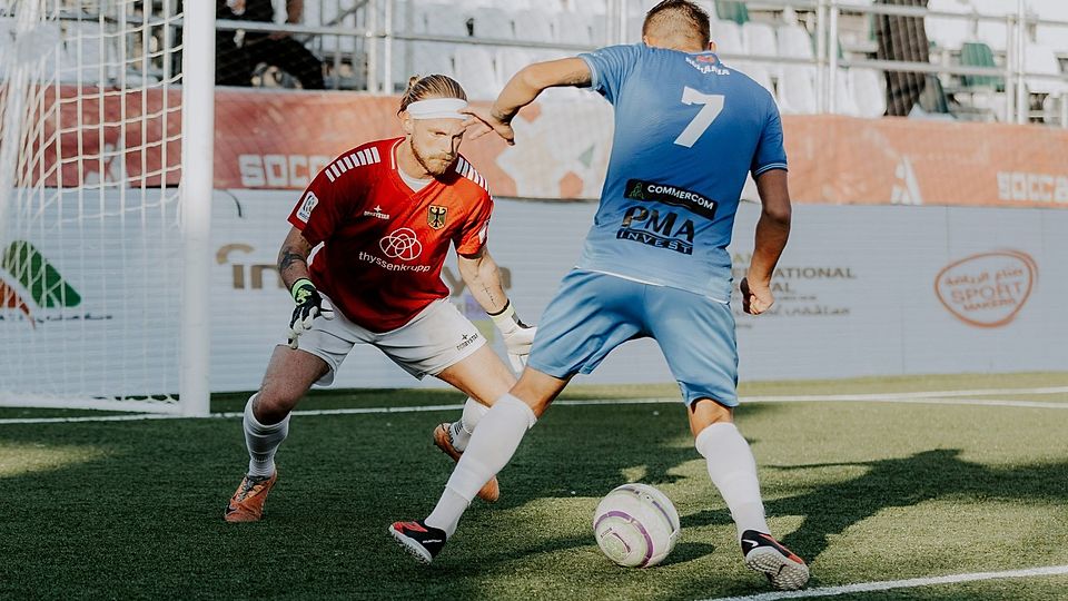 Sekunden vor der entscheidenden Szene im Penalty Shootout, als Deutschlands Keeper Betz versucht an den Ball zu kommen, aber den Rumänen trifft.