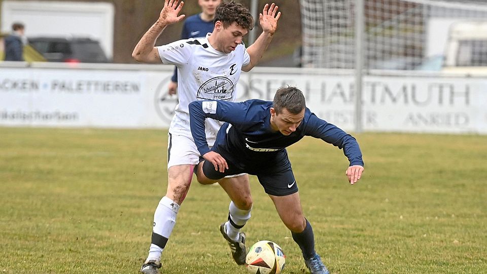 Der TSV Ziemetshausen kam auch wegen der roten Karte von Julian Riederle (vorne) noch ins Straucheln. Ganz spät behielt dadurch Sebastian Geißler mit dem TSV Dinkelscherben die Oberhand.