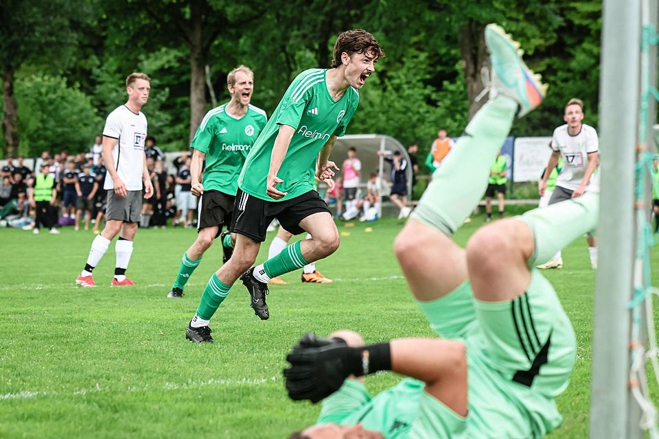 Der entscheidende Moment: Fabian Rotter bejubelt seinen Elfmetertreffer zum 3:0. Der entscheidende Moment: Fabian Rotter bejubelt seinen Elfmetertreffer zum 3:0.
