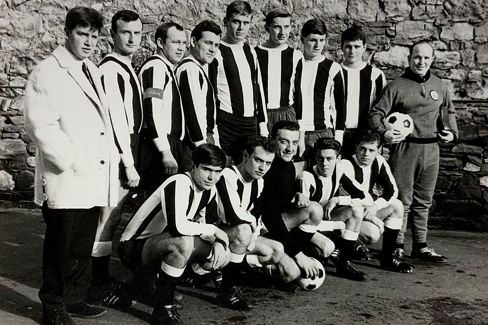 Das Team des FSV Schierstein 08 wurde in der zweiten Hälfte der 1960er-Jahre für Hans-Jürgen Richter (untere Reihe links) zum Sprungbrett in Richtung Mainz 05. Unten in der Mitte Torhüter Hans-Jürgen Heidersdorf, später Vorsitzender des FC Bierstadt.