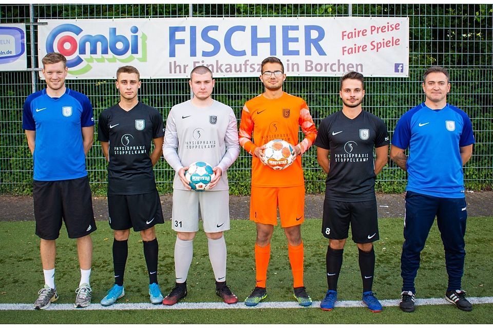 Co-Trainer Andi Wegener (l.) und Trainer Max Franz (r.) rahmen die Neuzugänge des SC Borchen Phillip Noah Mersch, Gabriel Dickgreber, Marvin Pinto Barreto und Patrick Teixeira Pereira (von links) ein. Es fehlen: Elmedin Bicic, Tom Respondek und Driss Oubelaid. 