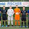 Co-Trainer Andi Wegener (l.) und Trainer Max Franz (r.) rahmen die Neuzugänge des SC Borchen Phillip Noah Mersch, Gabriel Dickgreber, Marvin Pinto Barreto und Patrick Teixeira Pereira (von links) ein. Es fehlen: Elmedin Bicic, Tom Respondek und Driss Oubelaid. 