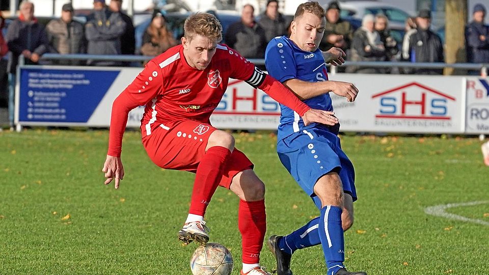 Benedikt Steinle mit dem FC Mertingen einen nicht unbedingt einkalkulierten Punkt bei der SG Alerheim (rechts Florian Veit).